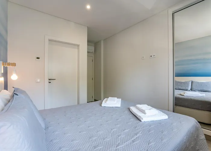 Апартаменты Emerson Plaza Stunning 2 Bedroom With Sea View Портиман