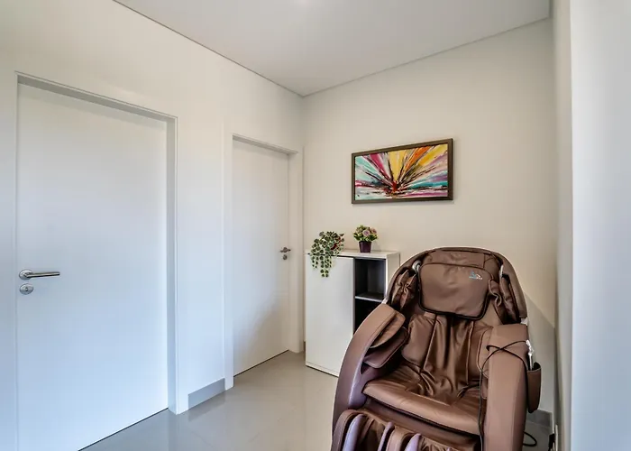 Emerson Plaza Stunning 2 Bedroom With Sea View Портиман